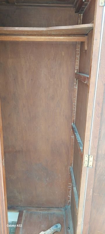 Ropero de madera estilo francés con detalles y falta de piso - imagen 6