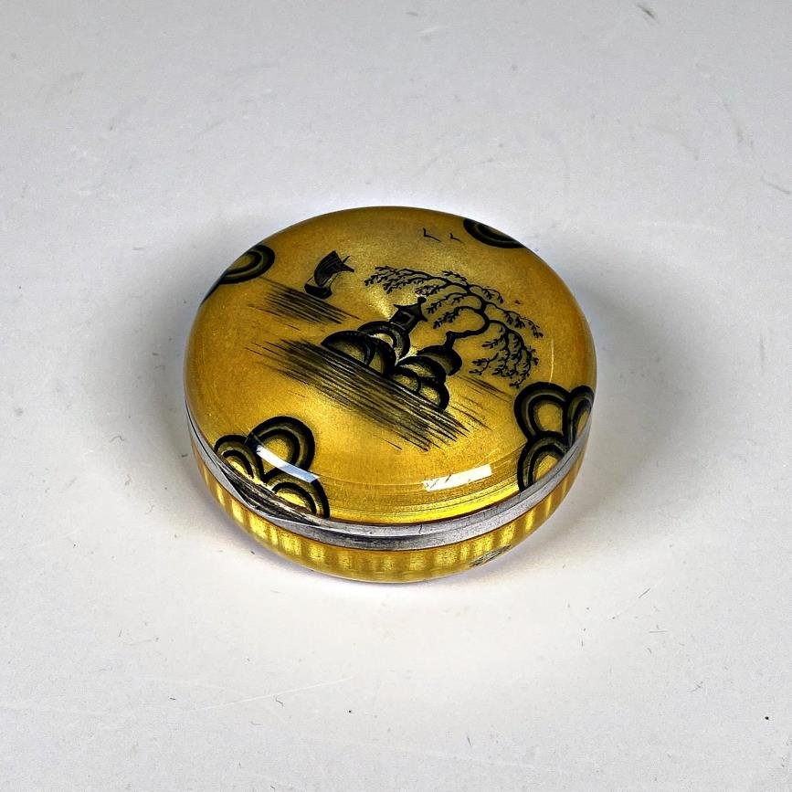Pastillero de Plata y Esmalte Decorado con Paisaje Oriental