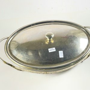 Fuente oval en vidrio con soporte y tapa de metal de 35 x 24 cm - imagen 2