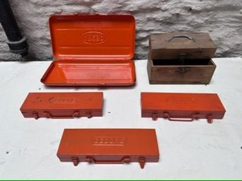 Lote anterior: Caja de herramientas en madera y metal