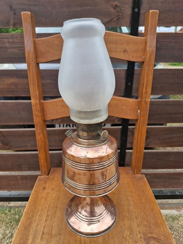 Lote siguiente: Lámpara de Aceite Antigua con Sombrilla de Vidrio Frogado