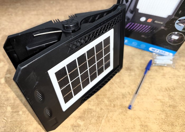 FOCO ESTERIOR RECARGABLE SOLAR: Cargador solar con pinza y recarga solar - imagen 3