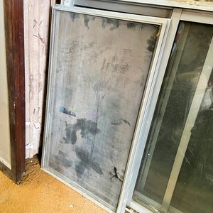 Dos ventanas aluminio y vidrio dos hojas 105 x 120 cm con detalles y material pegado - imagen 3