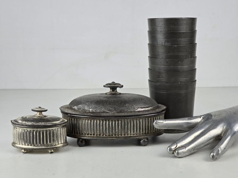 Juego de Vasos de Peltre "John Somers" y Tocador Antiguo Plateado