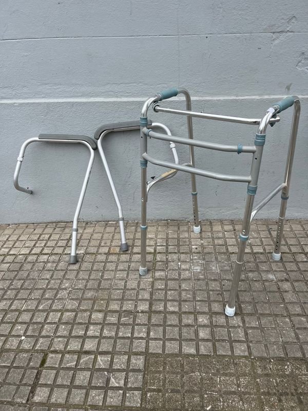 Andador Plegable de Aluminio con Soporte para Water - imagen 1