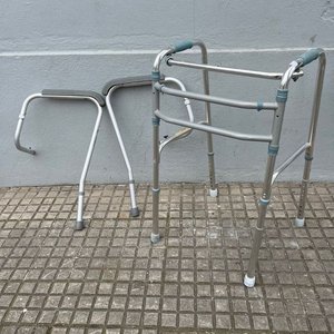 Andador Plegable de Aluminio con Soporte para Water - imagen 1