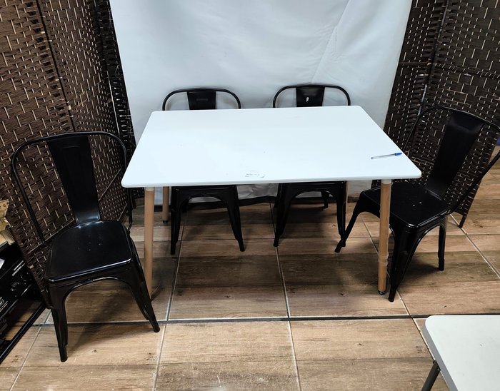 Mesa Eames Blanca con Sillas Tólix Alto - imagen 3