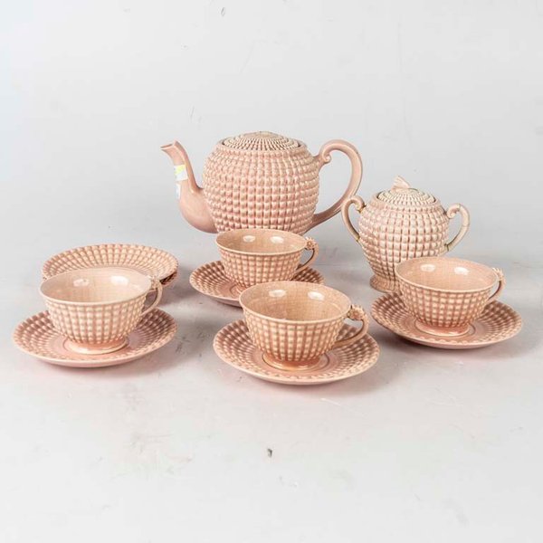 12 Piezas de té de loza japonesa rosada. Piezas craqueladas, tapa de la tetera con avería, asas de azucarera restauradas. Medidas: 8.5x5 cm - imagen 1