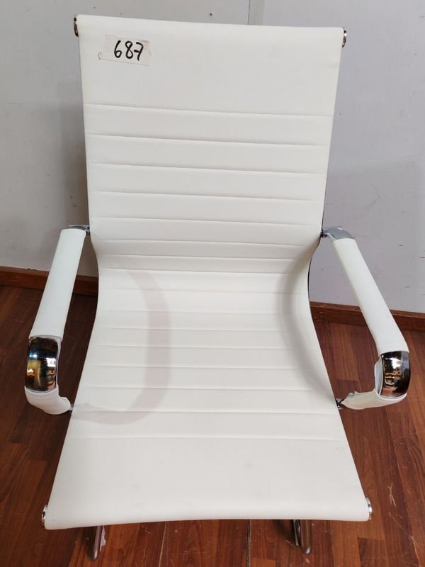 Silla de escritorio de cuero blanco con diseño moderno - imagen 5
