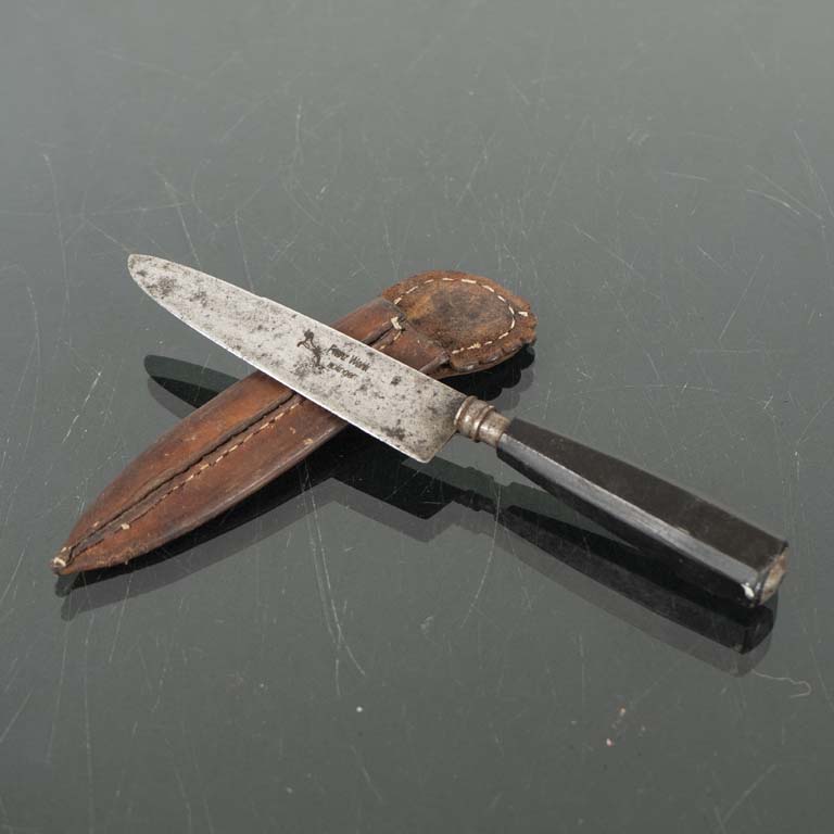 Lote anterior: Cuchillo Franz Wenk Solingen con detalles, vaina de cuero - Medidas: Largo total: 25cm