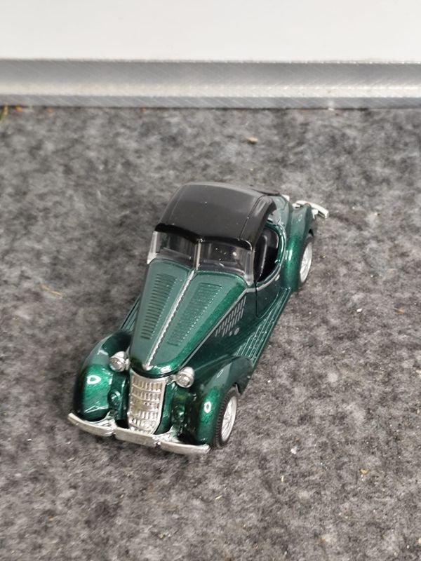 Réplica de Coche Clásico Verde Metálico con Puertas Abatibles - imagen 1