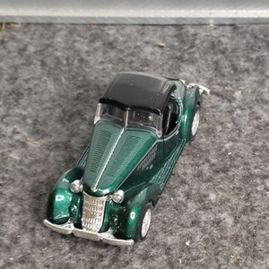 Lote siguiente: Réplica de Coche Clásico Verde Metálico con Puertas Abatibles