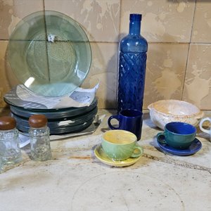 Lote de Vajilla: Platos de Vidrio, Tazas, Condimenteros y Botella Decorativa - imagen 2