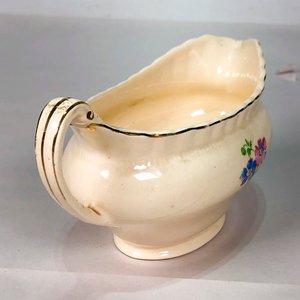 Salsera de Porcelana Inglesa Blanca con Flores y Borde Plateado - imagen 3