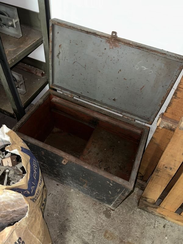 Caja metálica de almacenamiento en mal estado - imagen 5