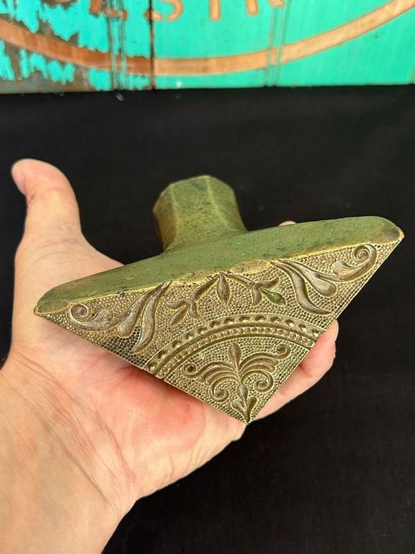 Antiguo troquel de talabartero pesado bronce impecable usado para hacer puntas de las caronas - imagen 4