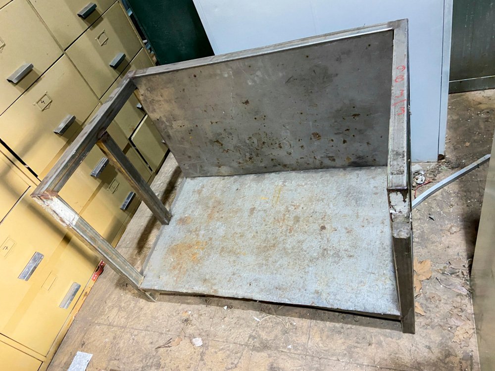 Caja de madera y estantería metálica - imagen 2