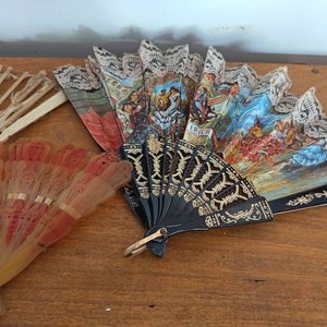 Lote de Abanicos Antiguos Decorados y de Encaje - imagen 3