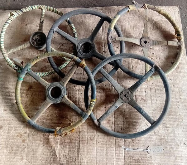 Lote de 5 Volantes para Ford A (Modelos 1928-1931) y Sin Identificar