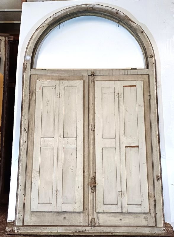 Ventana antigua arqueada de cedro con postigos y puertas batientes - imagen 5