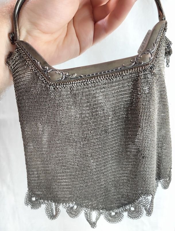 Antigua cartera de dama de malla art decó hecha en alpaca - imagen 3