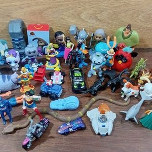 Lote de Más de 40 Juguetes Coleccionables: McDonald's, Personajes y Vehículos - imagen 11