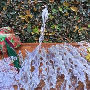 Lote Navideño: Figuras de Pesebre, Casa Navideña, Adornos y Luces - imagen 3