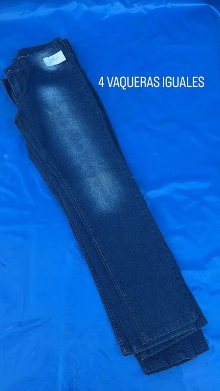 Vaqueros de denim azules en buen estado