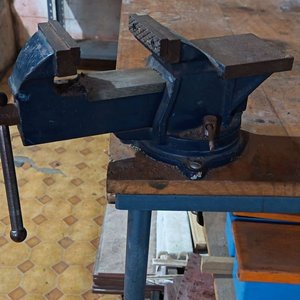 Banco de Trabajo Metálico con Morsa y Estantes - imagen 4