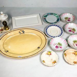 Lote de Porcelana: Bandeja Oval Floral, Platos, Azucarero y Cenicero - imagen 2
