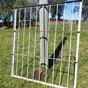 Lote siguiente: Reja de Hierro con Varillas de 12mm y Planchuelas