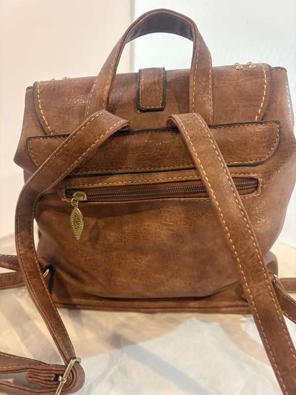 Mochila en Cuerina Marrón con Accesorios - imagen 2