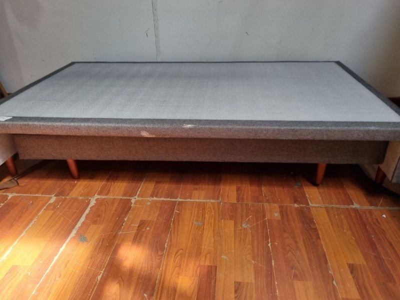 Lote siguiente: Sommier Marinero Plaza Y Media (pequeña) - Cama pequeña de madera con características únicas