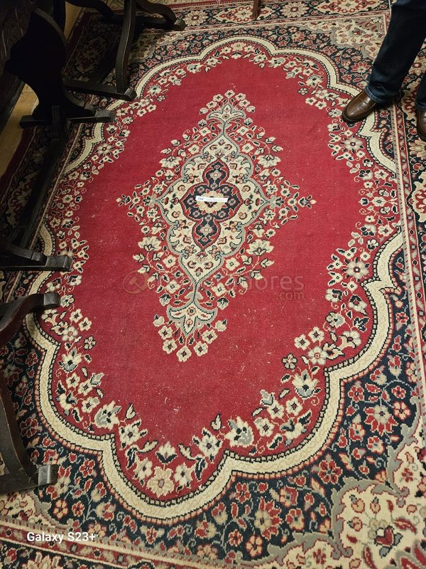 Alfombra Oriental Roja con Diseño Floral y Bordes Decorativos