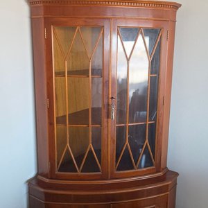 Aparador Esquinero Fino de Madera con Puertas de Vidrio - imagen 2
