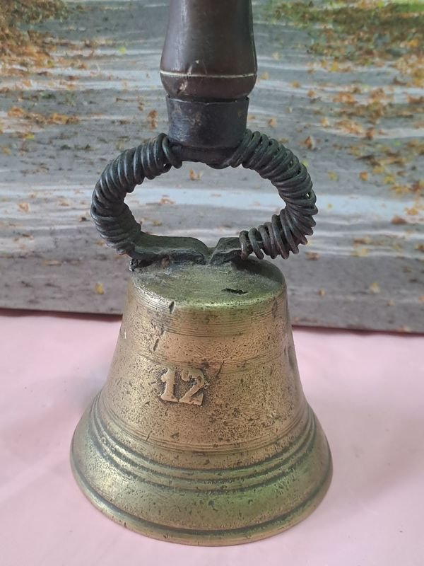 Campana escolar antigua con cencerro de bronce y mango de madera - imagen 2