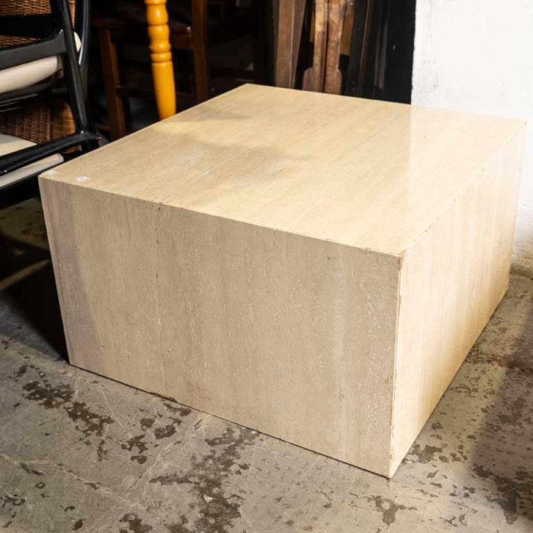 Mesa de living en mármol travertino con detalles en las aristas - imagen 1