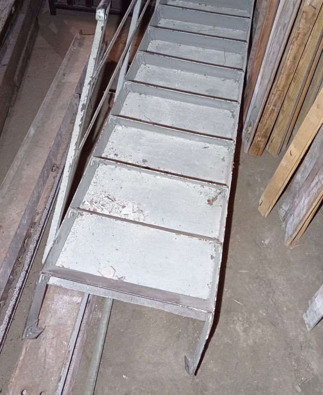 Escalera de hierro con baranda para hogar - imagen 3