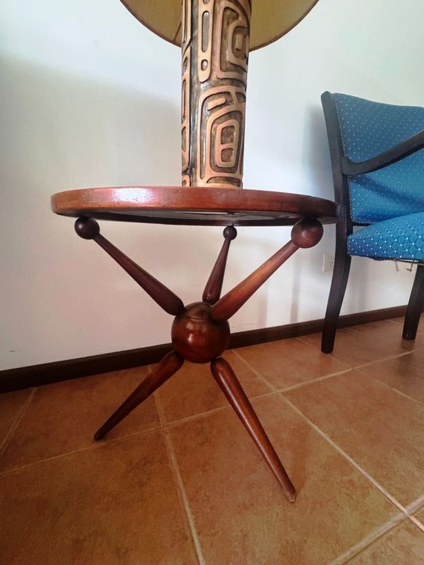 Mesita de madera vintage estilo Mid Century con lámpara y silla - imagen 2
