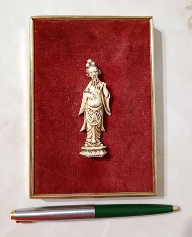 Lote anterior: Estatuilla en Marfil Oriental encuadrada