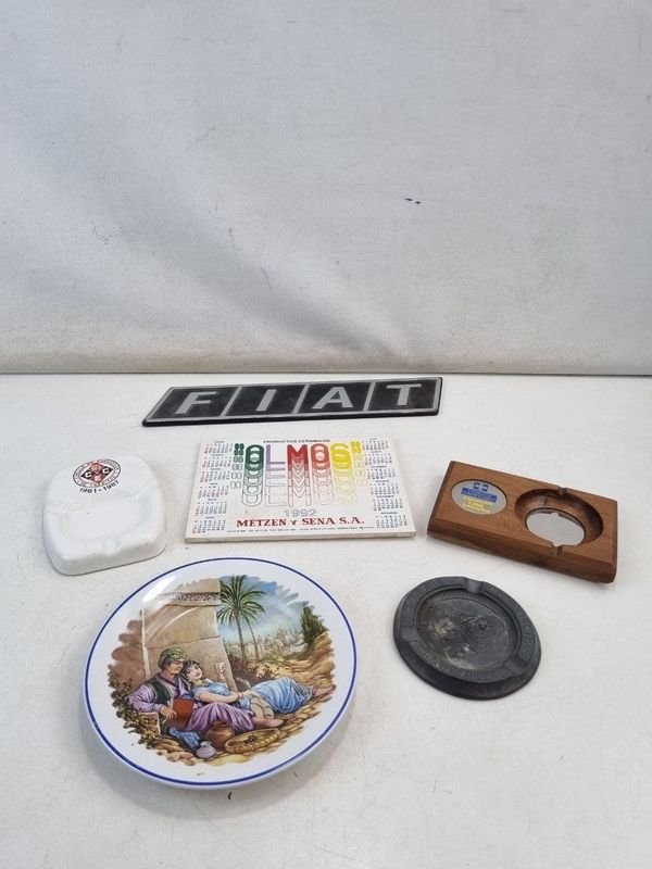 L 412 - 7 Piezas - Lote surtido con insignia de auto Fiat, dos ceniceros, un abridor de botellas en madera, y tres piezas de loza decorada con