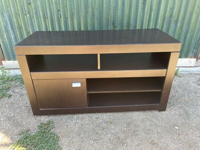 Mueble de madera con estante metálico en buen estado - imagen 2