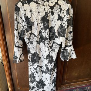 Vestido Estampado Blanco y Negro con Escote en V y Mangas Tres Cuartos - imagen 2