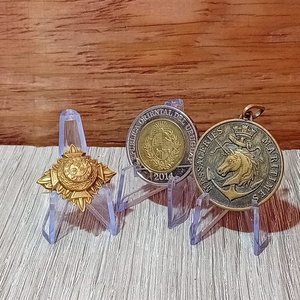 Lote de Medallas, Broches y Mini Espada Decorativa - imagen 6