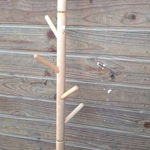 Perchero de Pie Desarmable en Madera Clara - imagen 2