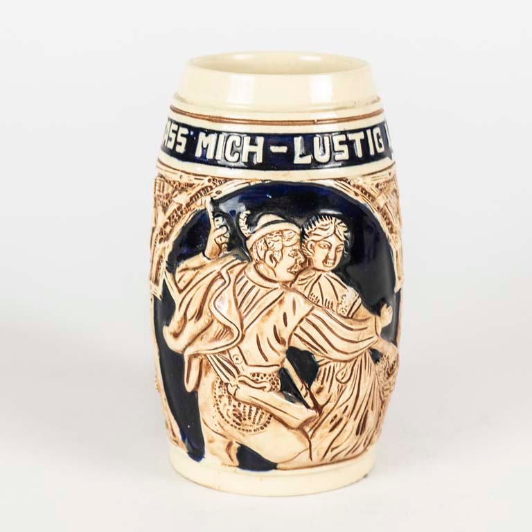 Lote siguiente: Jarra de cerveza de gres con escenas en relieve