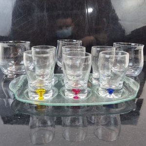 Set de 9 Vasos para Copetín con Bandeja de Vidrio y Bases de Color - imagen 4