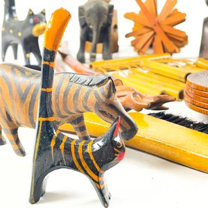 Lote de Figuras y Objetos Decorativos de Madera: Gatos, Elefantes, Abaco y Más - imagen 4