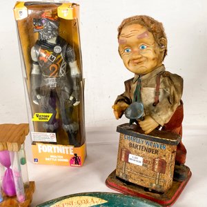 Lote de Colección: Bandeja Pepsi-Cola Antigua, Figura Fortnite, Bartender Mecánico y Reloj de Arena - imagen 2