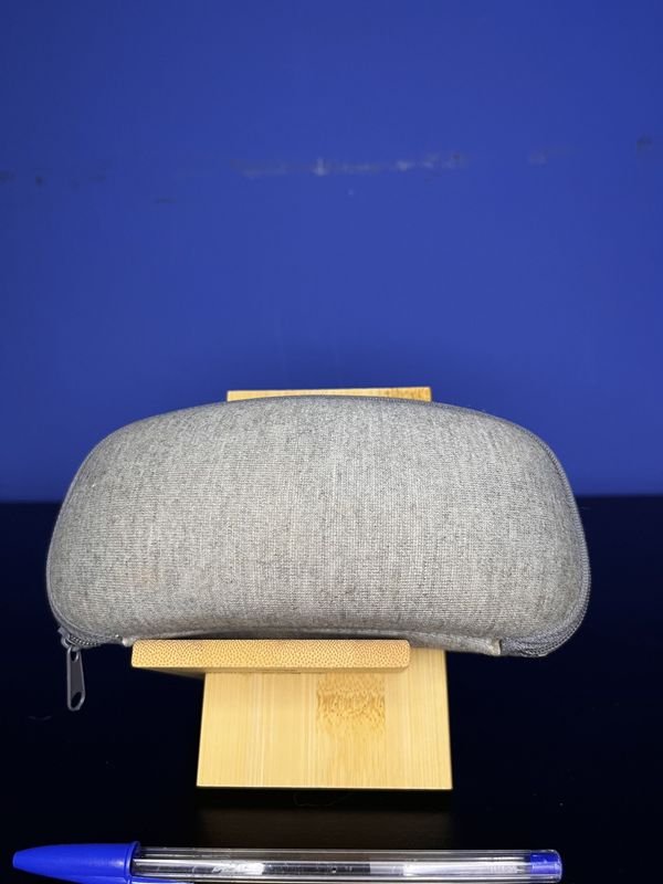 Lote siguiente: Estuche de lentes gris con funda y bolígrafo
